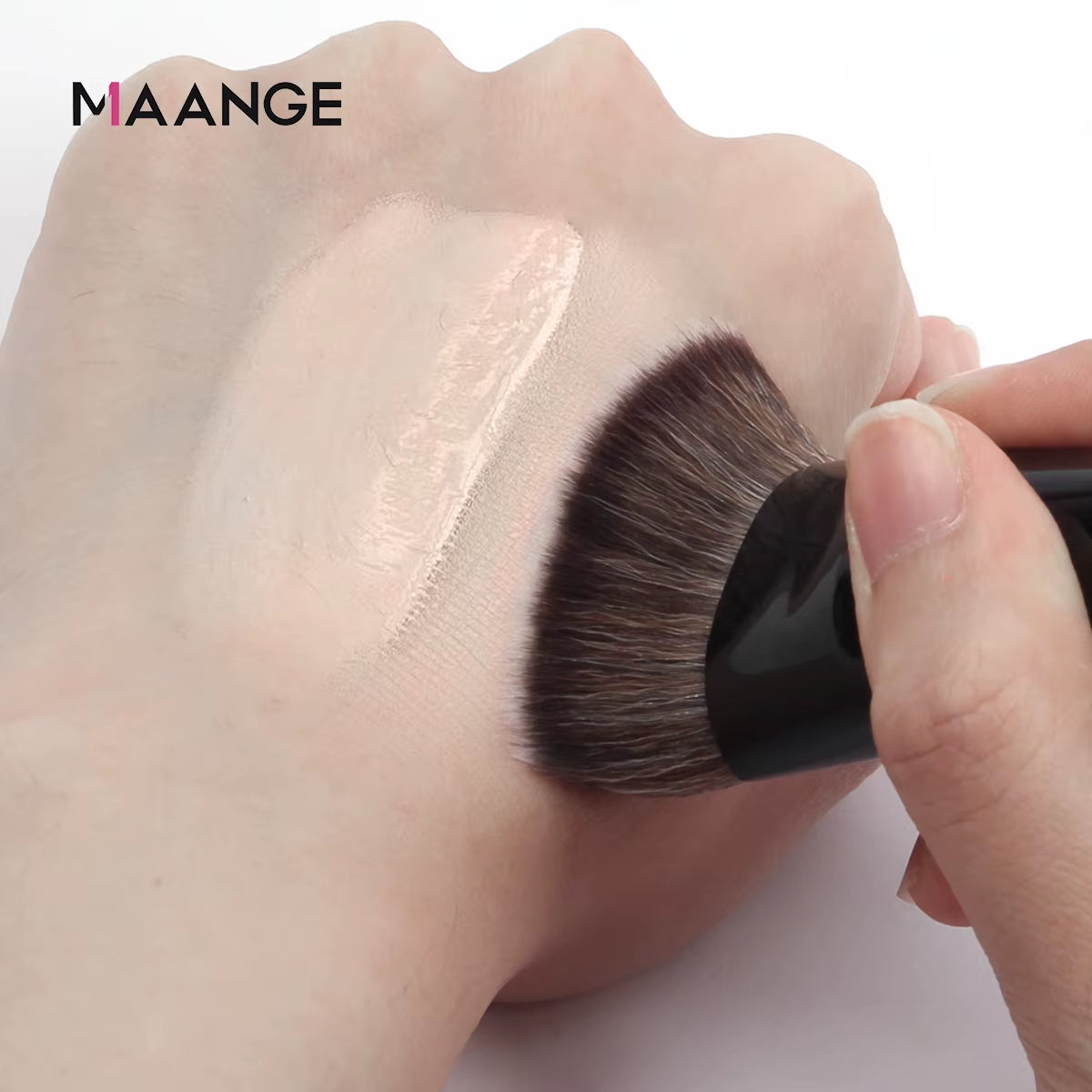 Achieve Flawless Skin with the Flat Round Foundation Brush - Your Essential Makeup Tool for Perfect Blending and Application